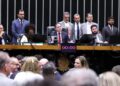 Mesa diretora e parlamentares reunidos durante sessão no plenário da Câmara dos Deputados