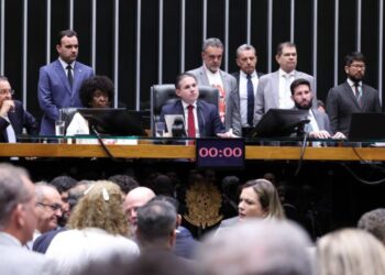 Mesa diretora e parlamentares reunidos durante sessão no plenário da Câmara dos Deputados
