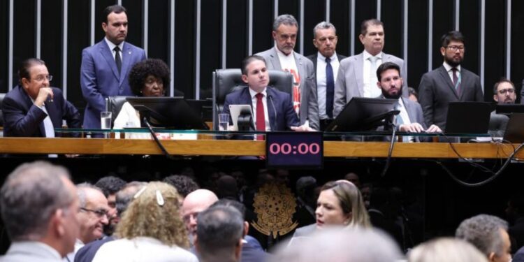 Mesa diretora e parlamentares reunidos durante sessão no plenário da Câmara dos Deputados