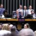 Mesa diretora e parlamentares reunidos durante sessão no plenário da Câmara dos Deputados