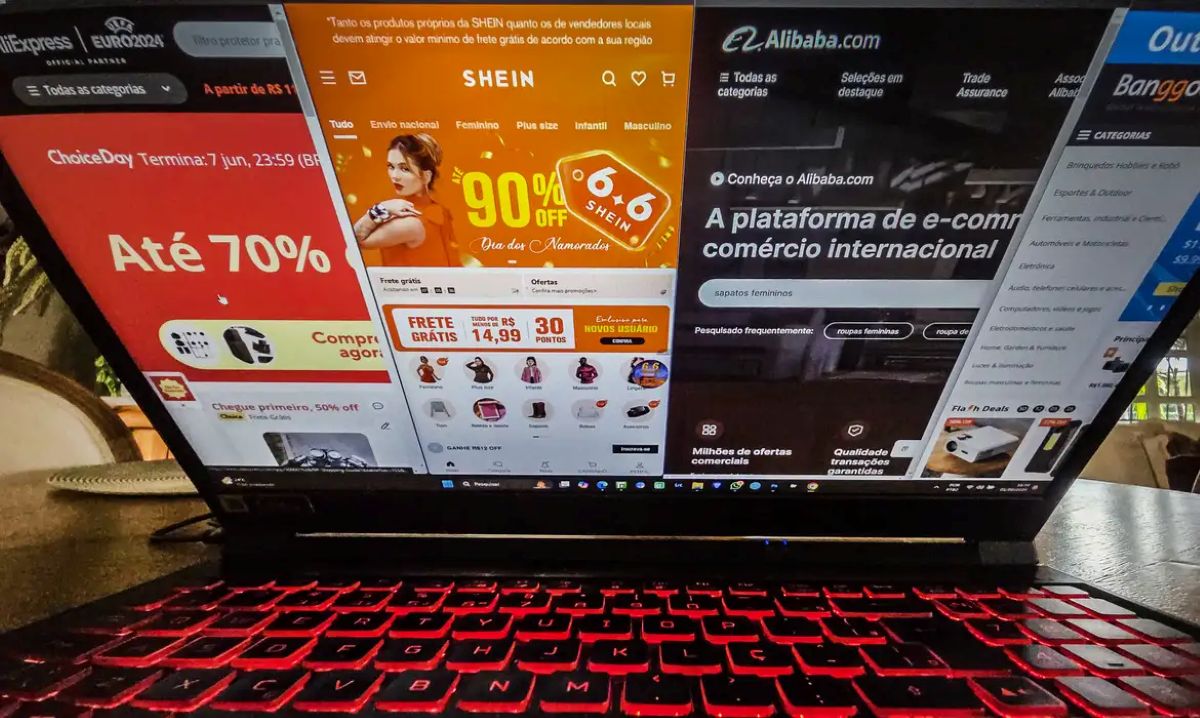 Notebook exibindo sites de compras internacionais