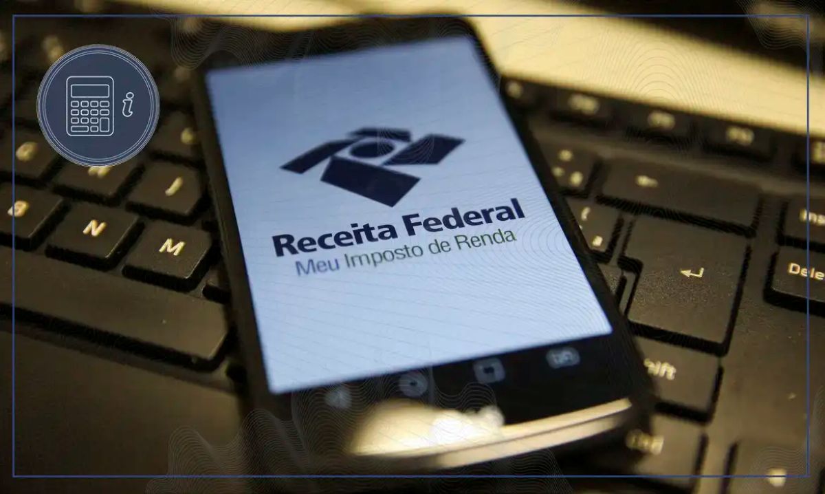 Celular sobre um teclado exibindo a tela com o logotipo da Receita Federal e o serviço de consulta do Imposto de Renda