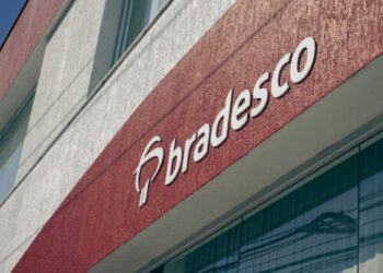 Fachada de agência do Bradesco representando renegociação de dívidas pelo programa Desenrola 2.0