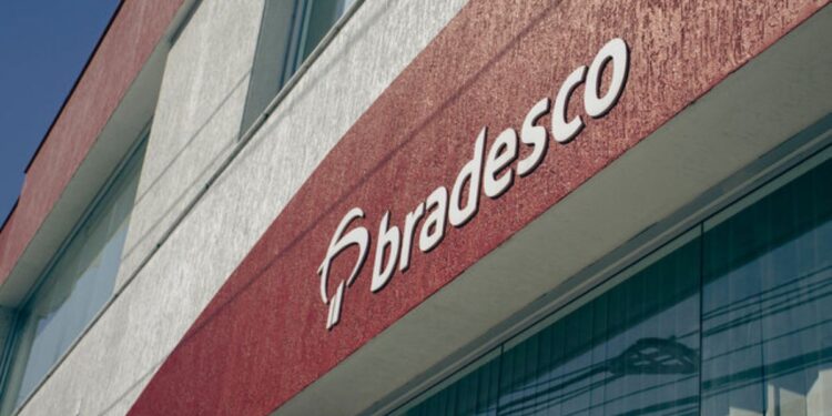 Fachada de agência do Bradesco representando renegociação de dívidas pelo programa Desenrola 2.0