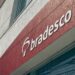 Fachada de agência do Bradesco representando renegociação de dívidas pelo programa Desenrola 2.0