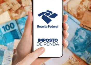Mão segura um celular com a logomarca da Receita Federal