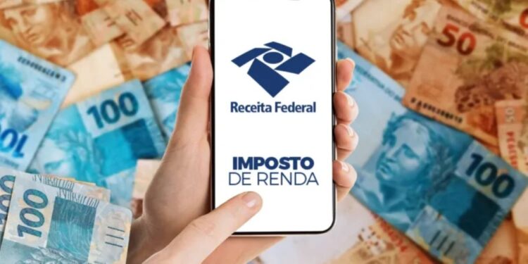 Mão segura um celular com a logomarca da Receita Federal