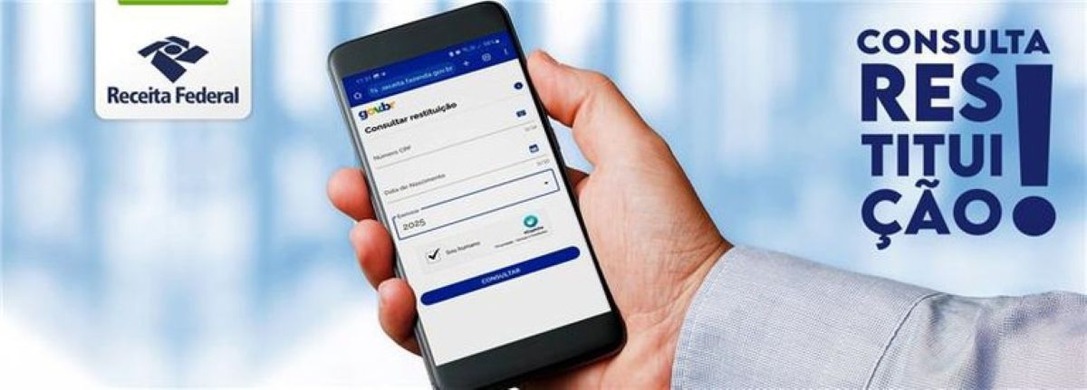 Mão segura um celular na tela de consulta da restituição