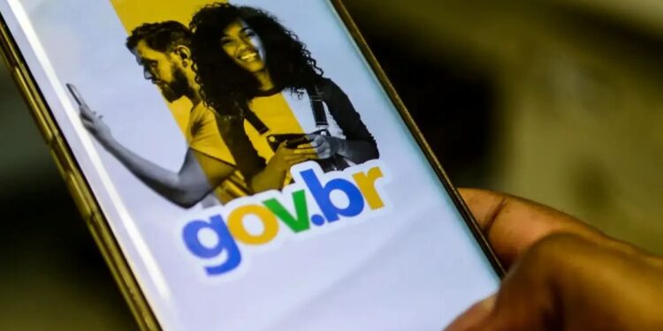 Mão segura um celular com a tela do aplicativo Gov.br
