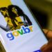 Mão segura um celular com a tela do aplicativo Gov.br