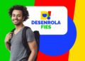 Jovem sorri usando mochila ao lado da logomarca do Desenrola Fies