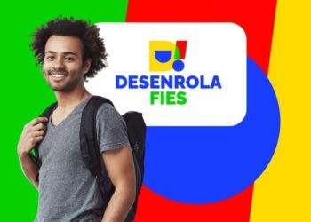 Jovem sorri usando mochila ao lado da logomarca do Desenrola Fies