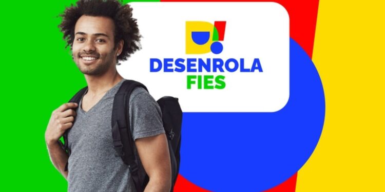 Jovem sorri usando mochila ao lado da logomarca do Desenrola Fies