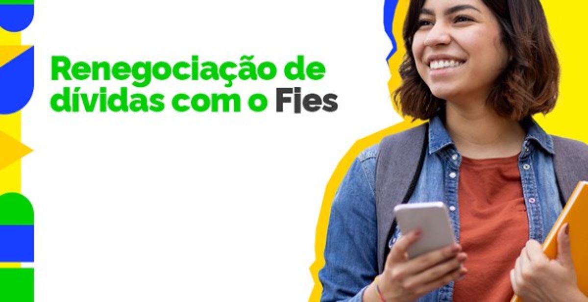 Estudante sorri segurando um celular ao lado do texto Renegociação de dívidas com o Fies