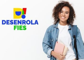 Estudante segurando livros ao lado do logotipo do Desenrola Fies.
