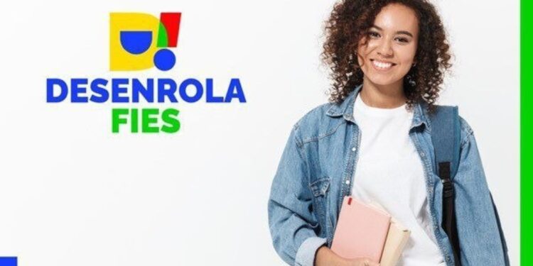 Estudante segurando livros ao lado do logotipo do Desenrola Fies.