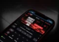 Desenrola Brasil bloqueia casas de aposta: imagem ilustrativa de tela de celular exibindo aplicativo de apostas esportivas online, em referência à restrição imposta pelo programa do Governo Federal aos beneficiários da renegociação