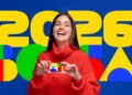 Mulher sorrindo segurando cartão do Bolsa Família representando desligamento voluntário do benefício