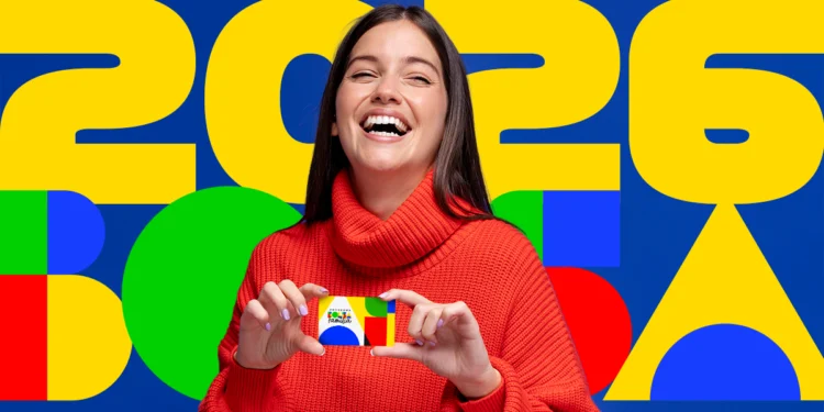 Mulher sorrindo segurando cartão do Bolsa Família representando desligamento voluntário do benefício
