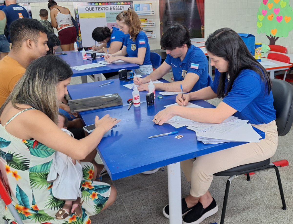 Pessoas são atendidas por servidores durante mutirão para emissão da nova Carteira de Identidade
