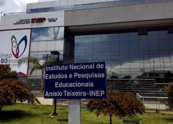 Encceja 2026: imagem da fachada da sede do Instituto Nacional de Estudos e Pesquisas Educacionais Anísio Teixeira (Inep), órgão responsável pela aplicação e correção do exame