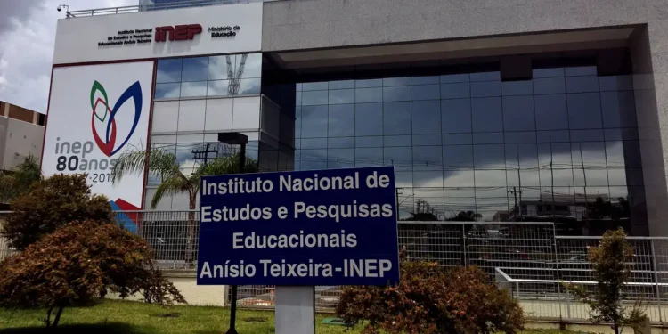 Encceja 2026: imagem da fachada da sede do Instituto Nacional de Estudos e Pesquisas Educacionais Anísio Teixeira (Inep), órgão responsável pela aplicação e correção do exame