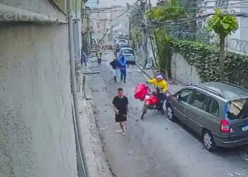 Rua do Jaguaré após explosão em São Paulo com moradores e motociclista no local