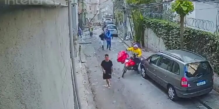 Rua do Jaguaré após explosão em São Paulo com moradores e motociclista no local
