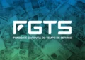 Imagem com logo do FGTS sobre fundo de cédulas de real representando pagamento extra a trabalhadores