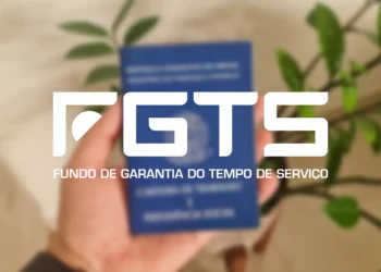 Pessoa segurando carteira de trabalho com logo do FGTS