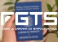 Logotipo do FGTS sobre imagem de mão segurando a carteira de trabalho