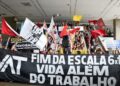 Manifestação com faixa defendendo o fim da escala 6x1 e mais descanso para trabalhadores