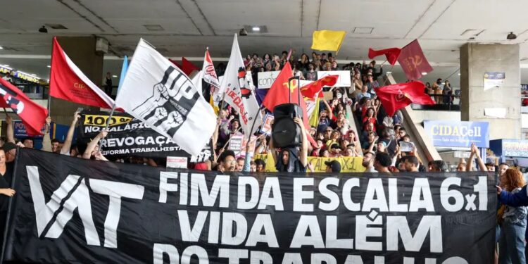 Manifestação com faixa defendendo o fim da escala 6x1 e mais descanso para trabalhadores