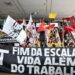 Manifestação com faixa defendendo o fim da escala 6x1 e mais descanso para trabalhadores
