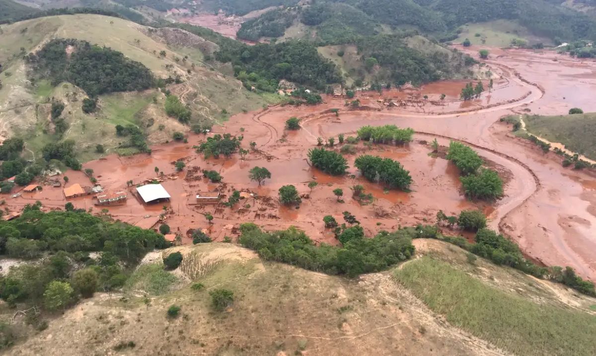 Área atingida por lama após tragédia ambiental em Mariana