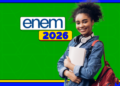 Estudante sorri segurando um caderno ao lado da logomarca do Enem 2026 e, ao redor, um fundo verde e azul