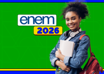 Estudante sorri segurando um caderno ao lado da logomarca do Enem 2026 e, ao redor, um fundo verde e azul