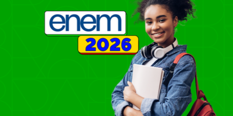 Estudante sorri segurando um caderno ao lado da logomarca do Enem 2026 e, ao redor, um fundo verde e azul