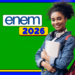 Estudante sorri segurando um caderno ao lado da logomarca do Enem 2026 e, ao redor, um fundo verde e azul