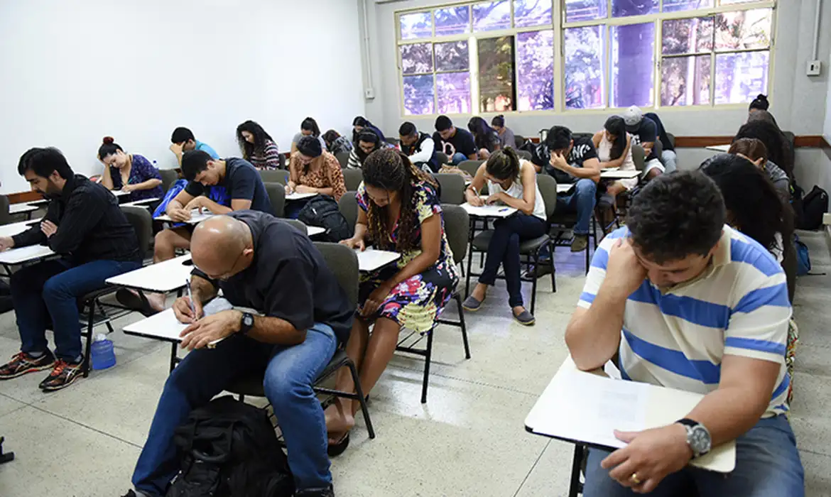 Inscrições Encceja 2026: imagem ilustrativa de candidatos durante aplicação de exame de certificação, em referência à prova marcada para 23 de agosto deste ano