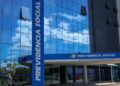 Fachada de vidro azul do prédio da Previdência Social