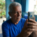Aposentado utiliza celular em casa para realizar a biometria facial