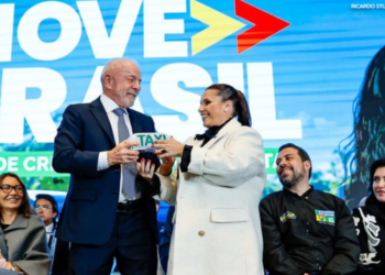 Presidente Lula entrega luminoso de táxi em cerimônia