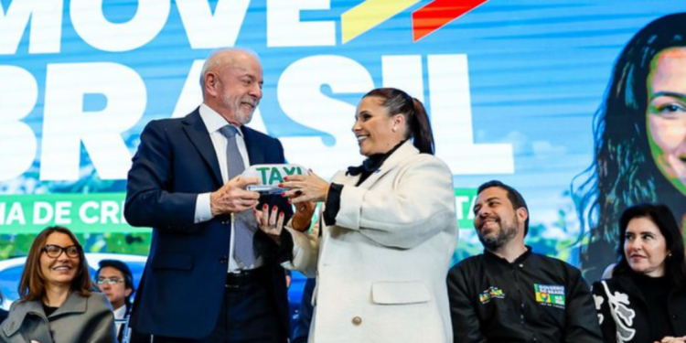 Presidente Lula entrega luminoso de táxi em cerimônia