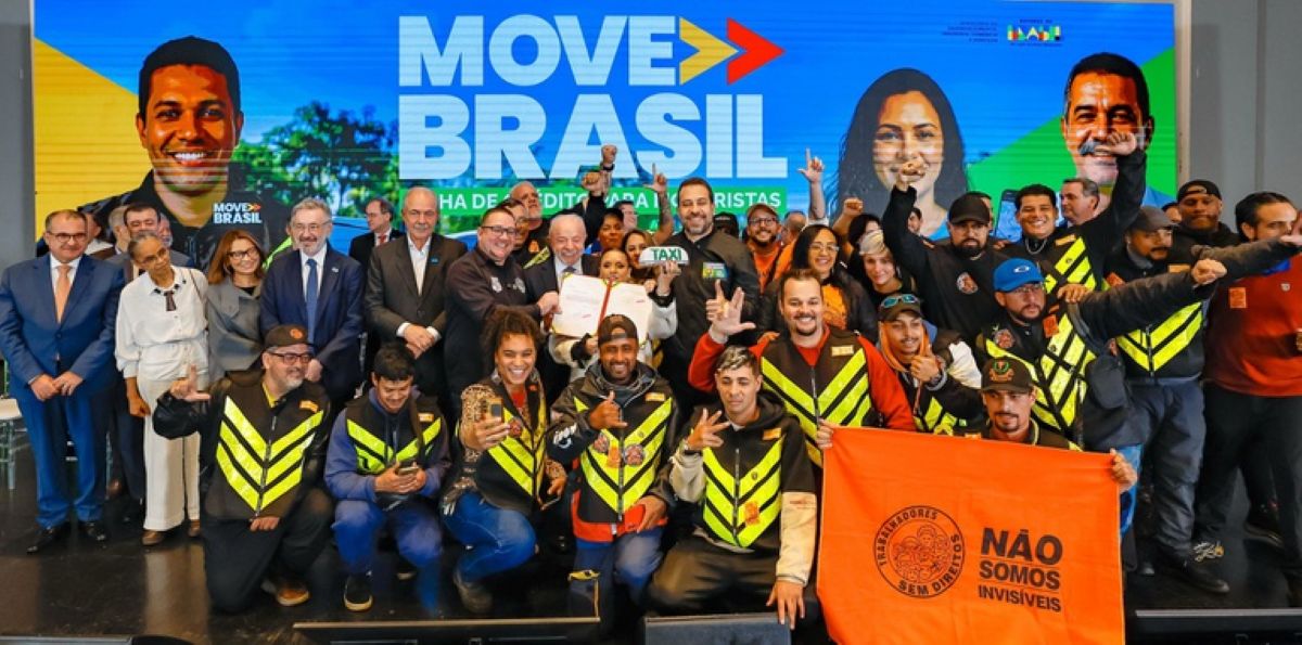Motoristas de app e taxistas posam ao lado do presidente Lula