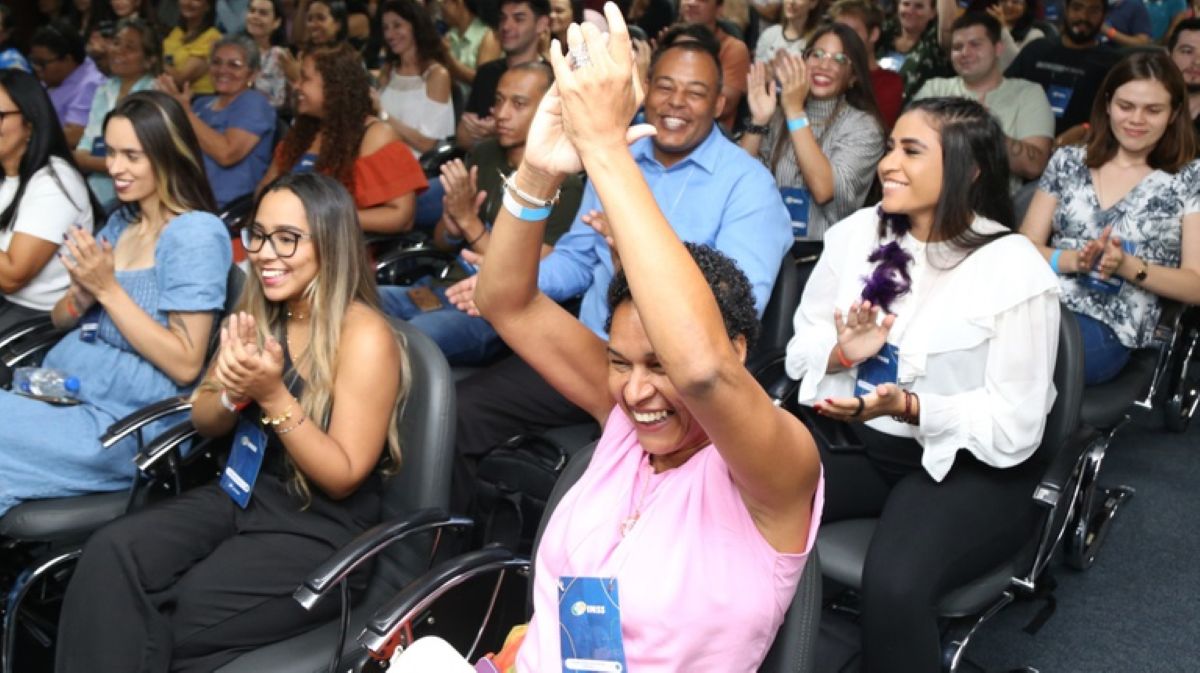 Participantes comemorando durante evento de formação de novos servidores públicos