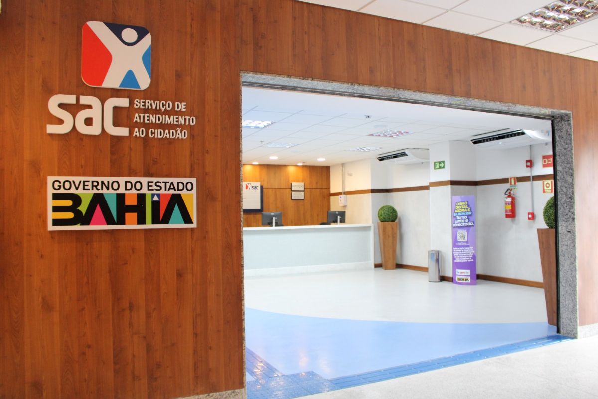 Entrada de unidade do SAC Bahia com área de atendimento ao público