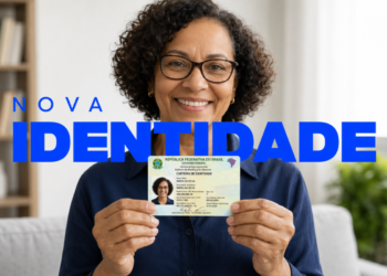 Mulher sorrindo segura nova Carteira de Identidade em frente ao texto nova identidade