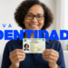 Mulher sorrindo segura nova Carteira de Identidade em frente ao texto nova identidade