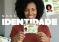 Mulher segurando nova carteira de identidade nacional com destaque para documento